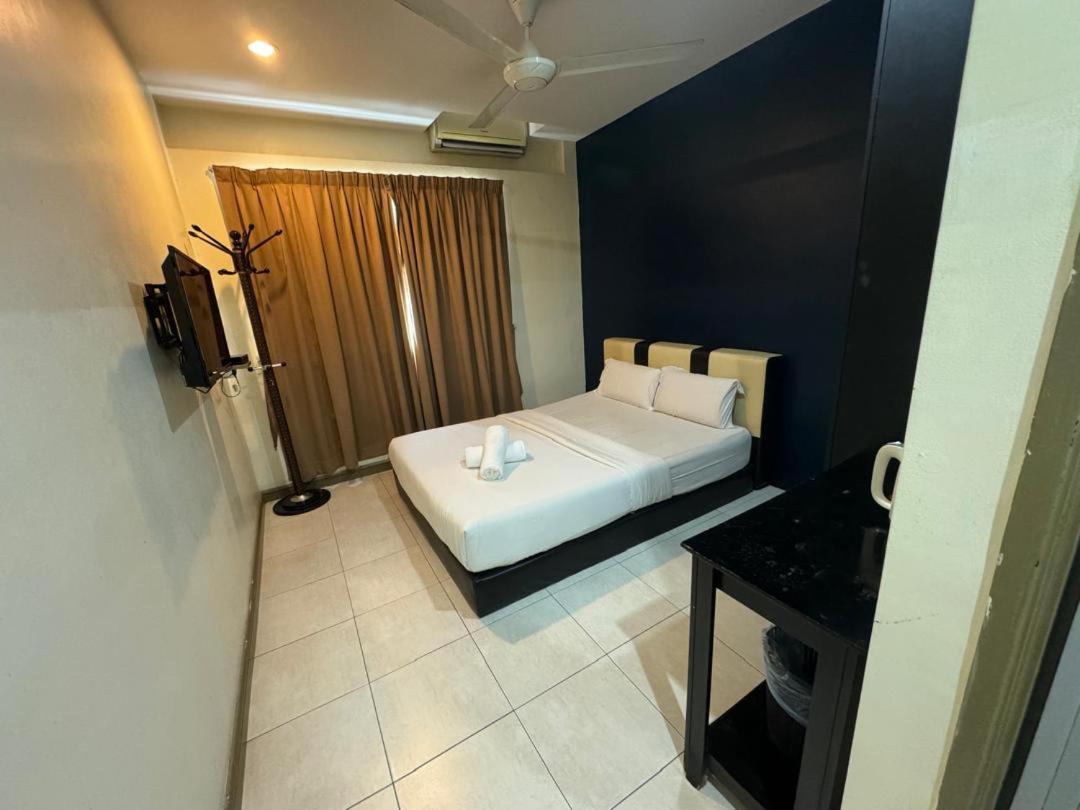 Alia Express Ferringhi Hotel Batu Feringgi Bagian luar foto